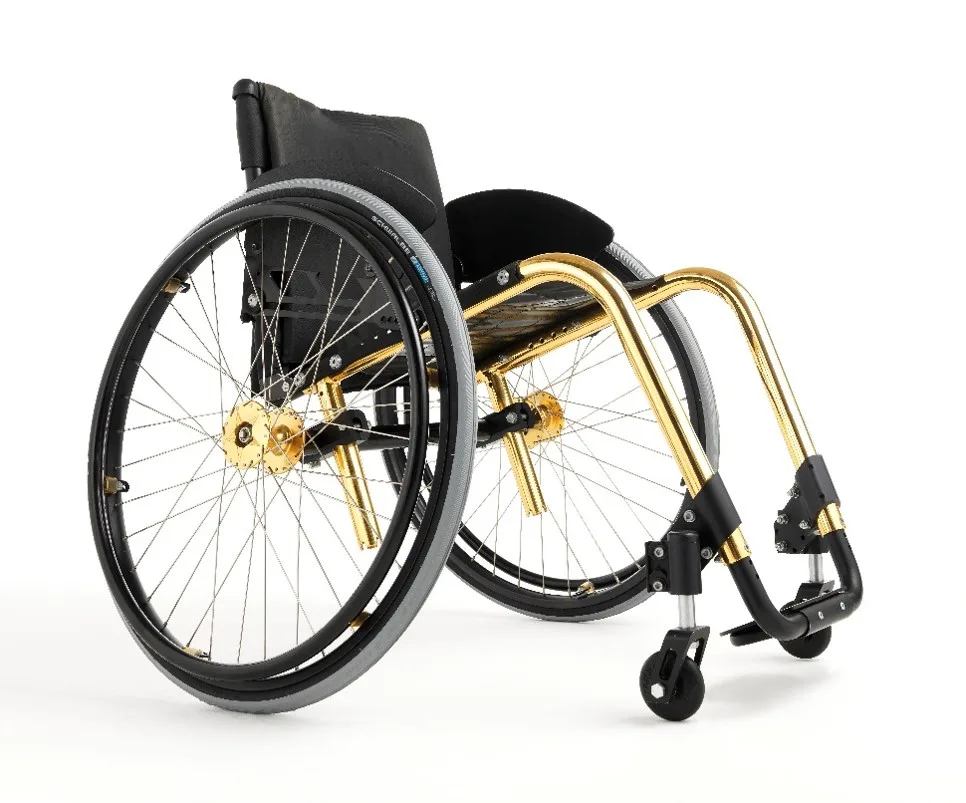 Lichtgewicht opvouwbare rolstoel met gouden frame en dikke banden, gefotografeerd op witte achtergrond